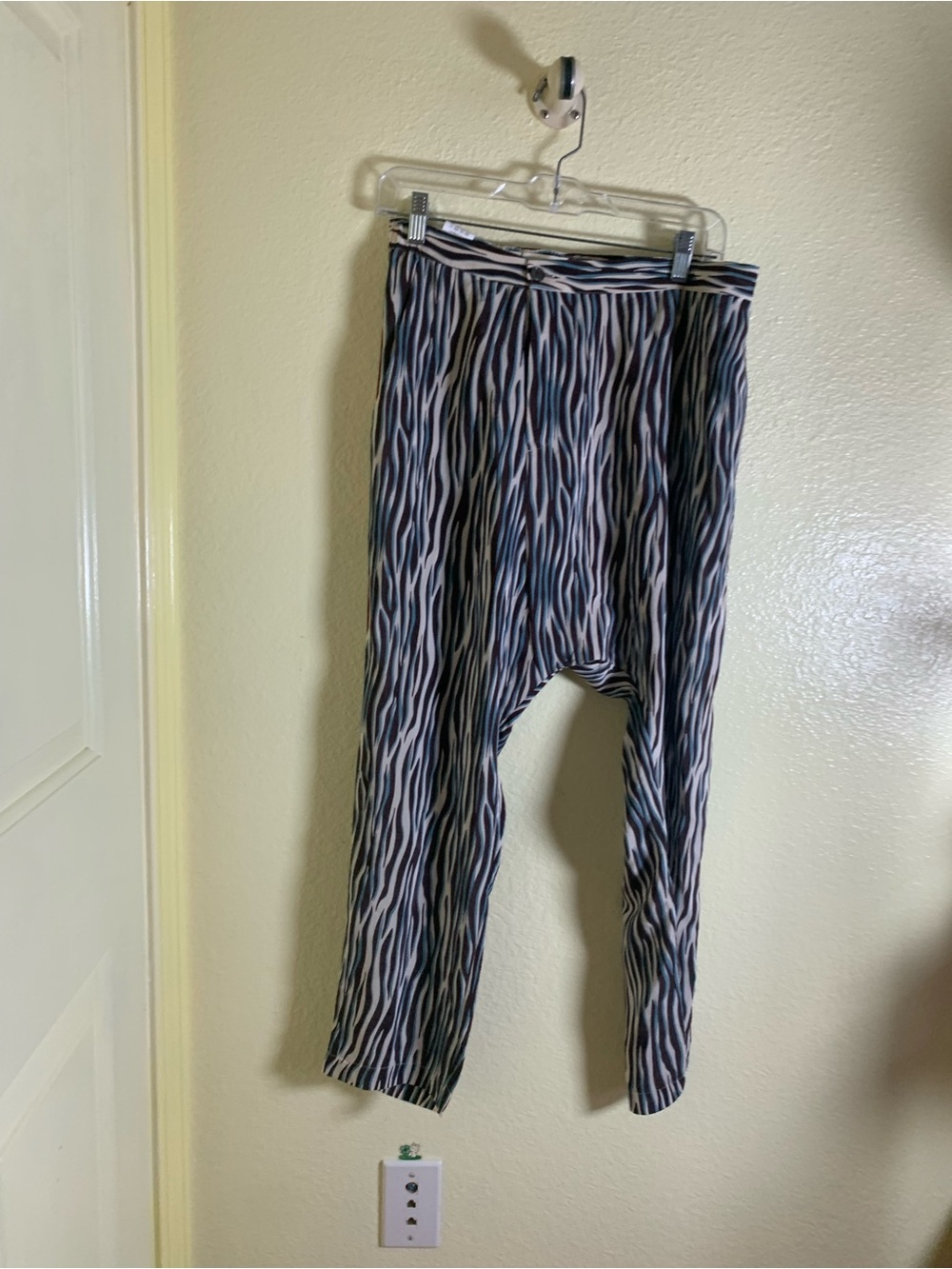 NWOT La Boheme Zebra-Print Stretch Leggings, Size M